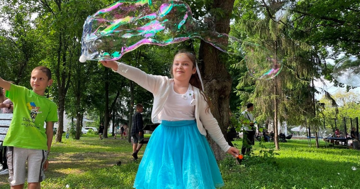 У Переяславі для малечі влаштували святкову зустріч літа та збирали гроші для війська: як це було