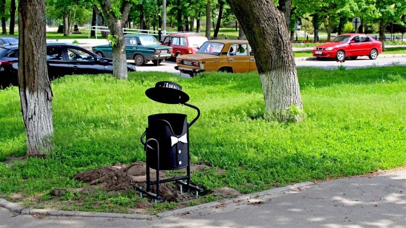 «Урни настільки красиві, що люди ніяковіють, кидаючи в них сміття»