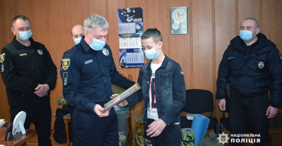 Покровські поліцейські відзначили підлітків, які допомогли затримати злочинця