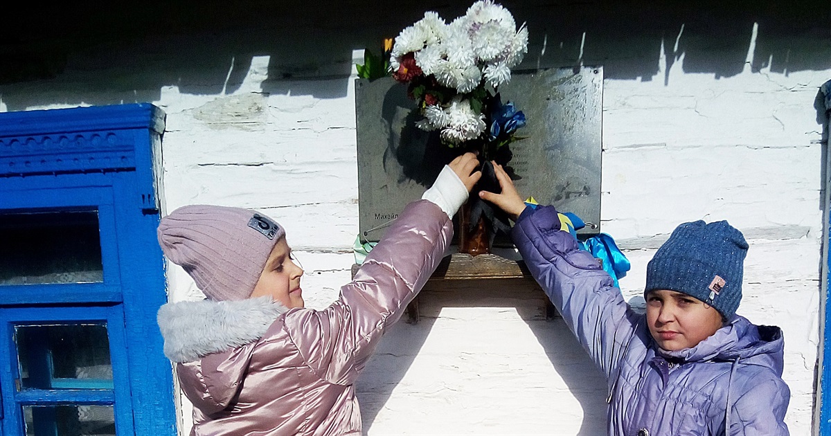 На День писемності і мови у Красносіллі писали радіодиктант і відвідали хату поета Михайла Дубова