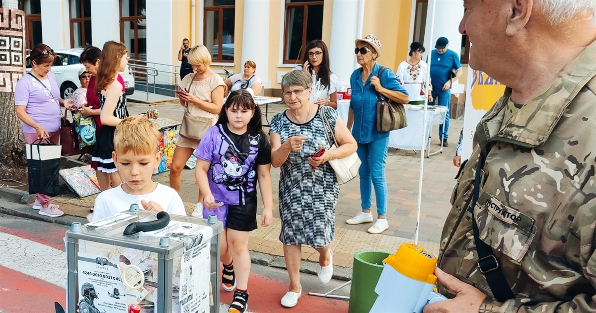 На Звягельському ярмарку зібрали 50 тисяч гривень на дрони для військових