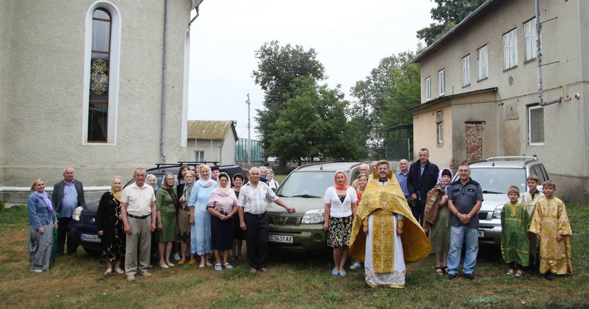 Ще три автомобілі для захисників від парафіян Кіцманської Свято-Миколаївської церкви