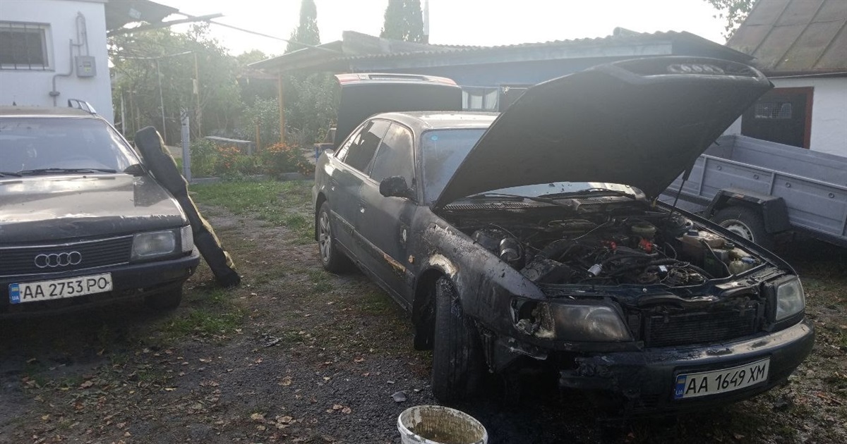 На Переяславщині горів легковий автомобіль ВІДЕО