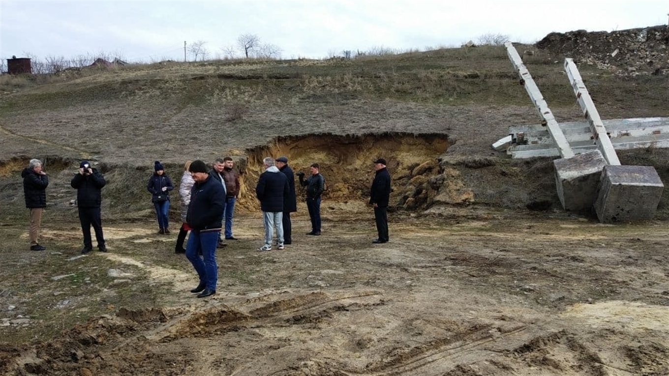 Впечатляющая поездка в с. Бугское: стройка в прибрежной полосе, руины клуба, заброшенная школа