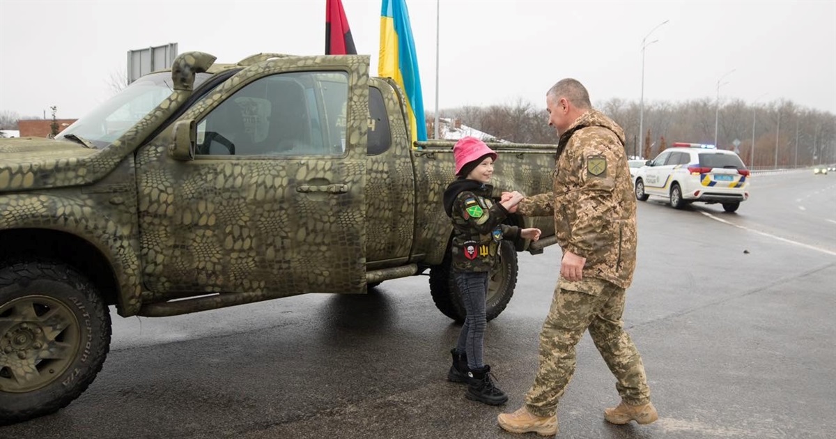 Співак-волонтер Сергій Мороз з Чернігова придбав пікап для підрозділів ОК "Північ"