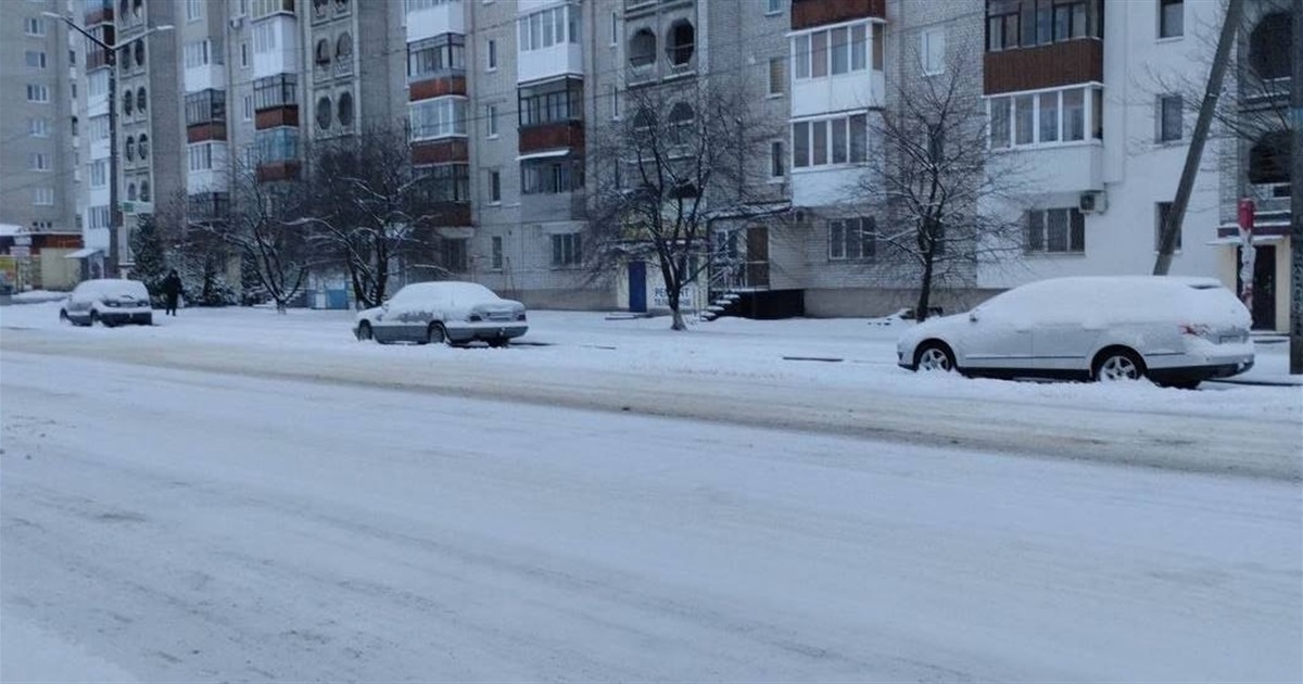 Комунальники закликають звягелян не паркувати автівки на узбіччях доріг