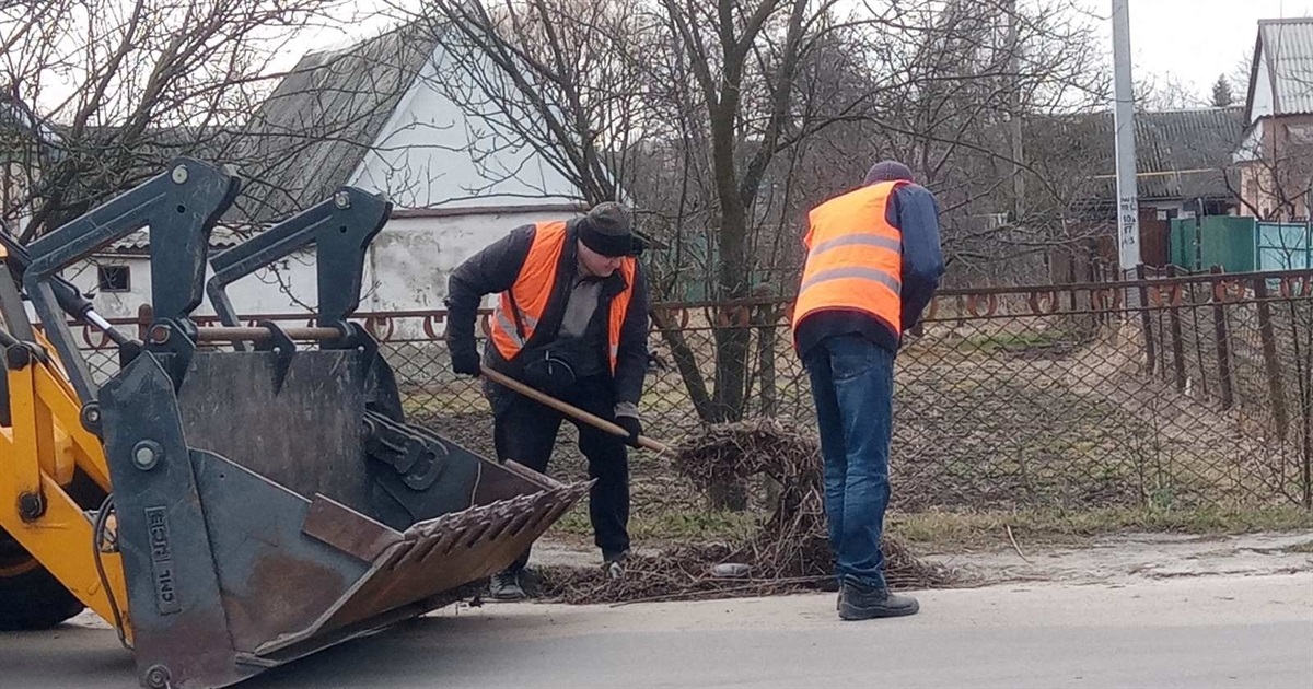 Весняне прибирання у Звягелі: жителів міста закликають залишати сміття під бордюрами