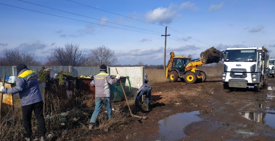 Комунальники Покровська допомогли родинцям у боротьбі зі сміттям