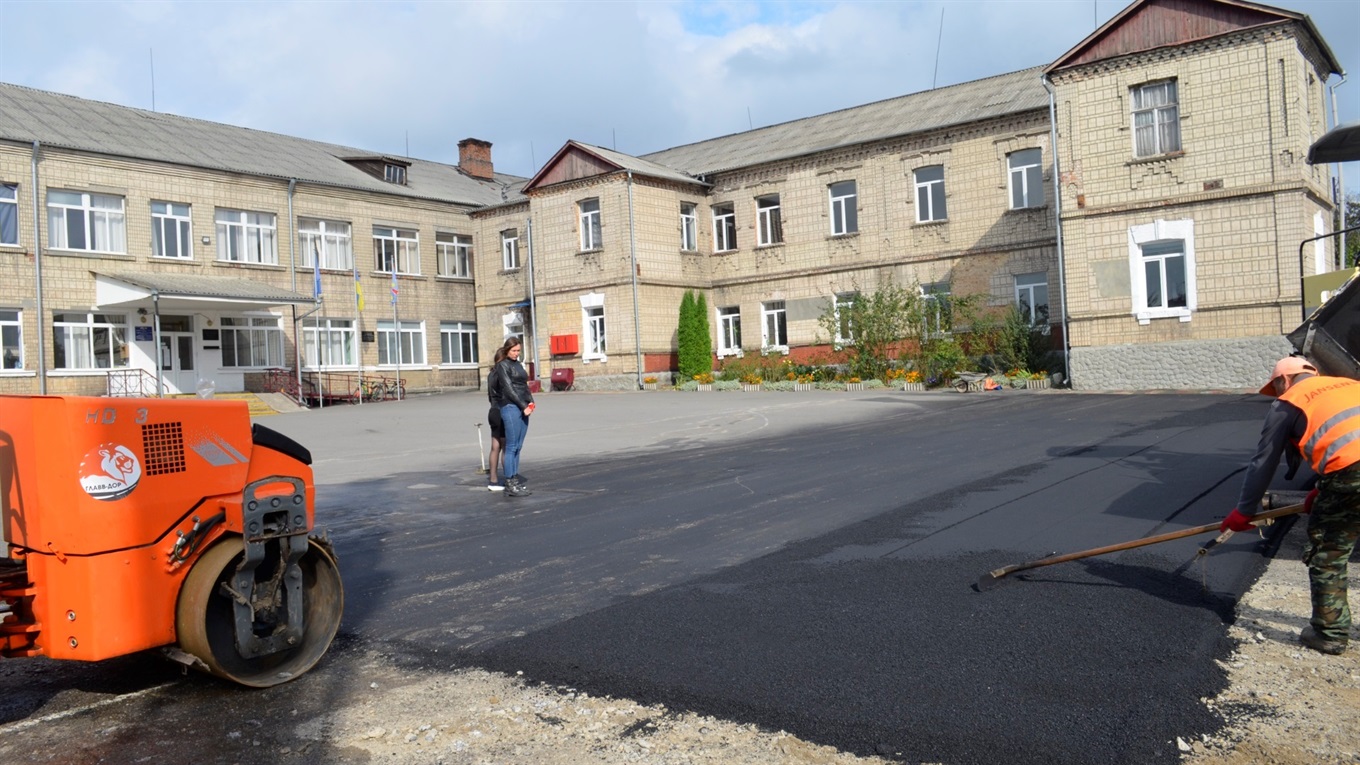 Заасфальтували подвір’я та облаштували перехід: у Жмеринці реалізували 2 проєкти жмеринчан