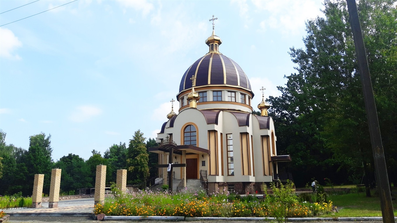 Двопрестольний храм у Володимирці будували шістнадцять років, а освячували його 14 священників ПЦУ