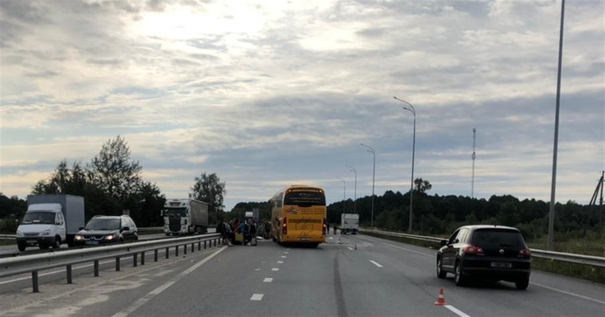 Маневри мотоцикліста стали причиною аварії для чотирьох автівок: ДТП на трасі