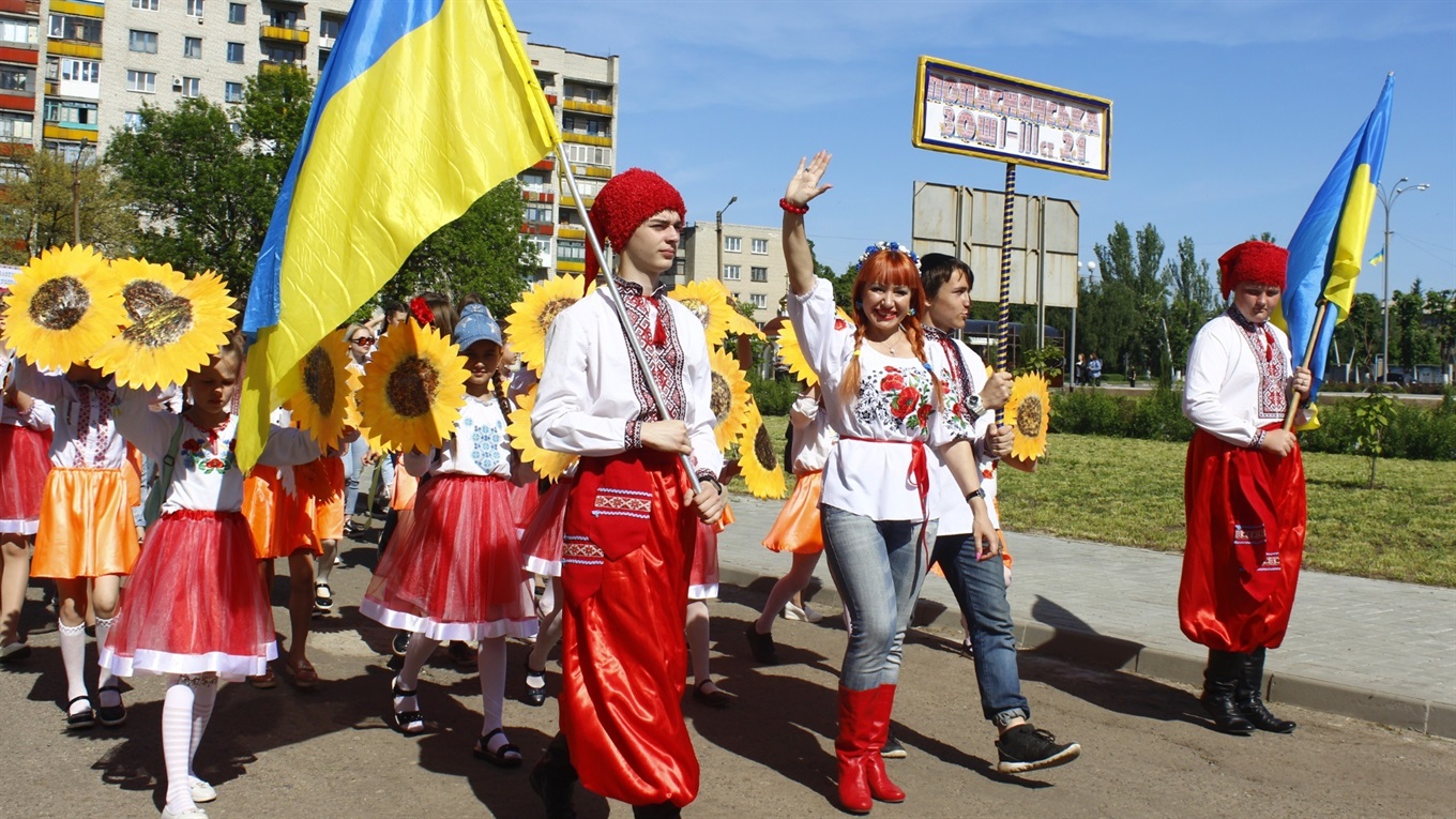 В Попасній відбувся парад вишиванок: яскравий фоторепортаж
