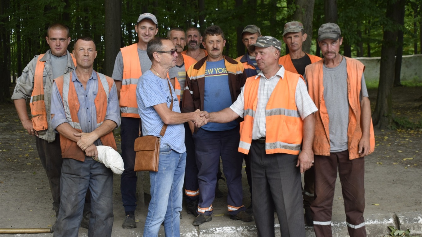 Парк активно готують до дня міста: асфальт, нові лавочки, стадіон