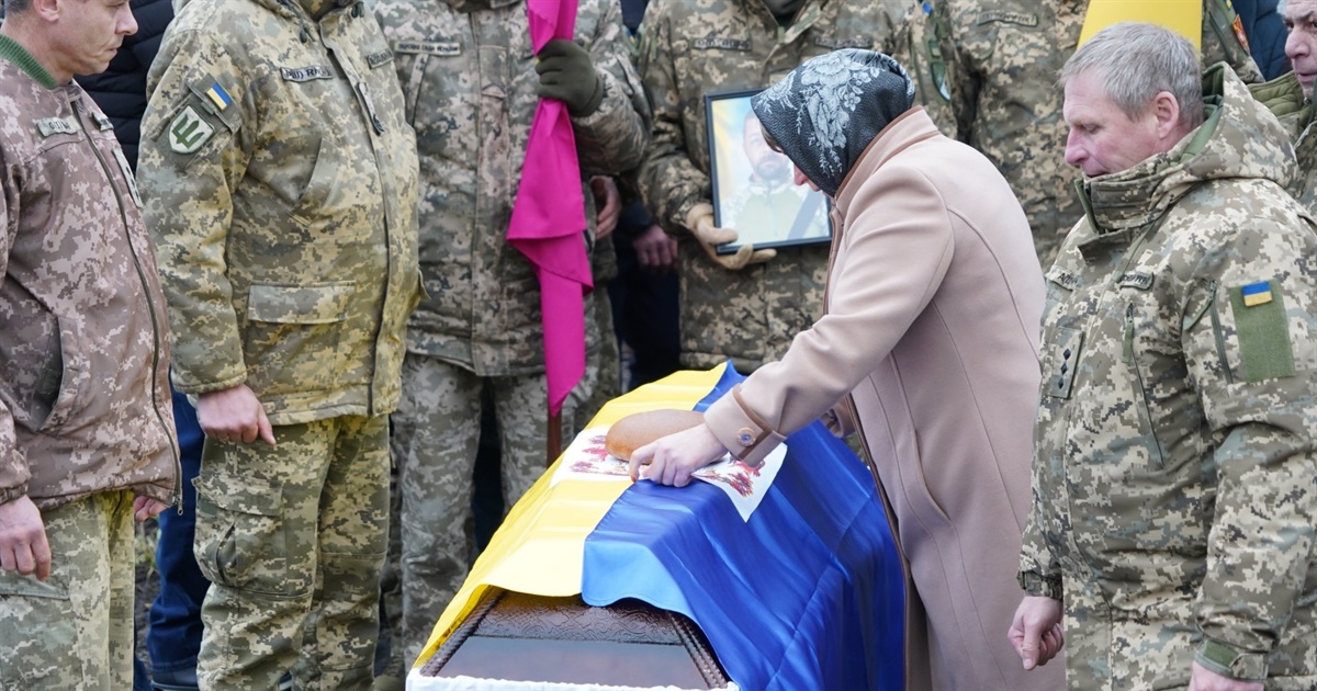 Він відважно боронив рідну Україну та загинув на Різдво. У Городку попрощалися з Анатолієм Лірою