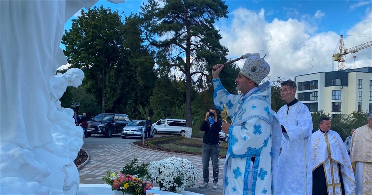«Богородиці Переможній» поклоняємось: у Чорткові освятили фігуру Матері Божій