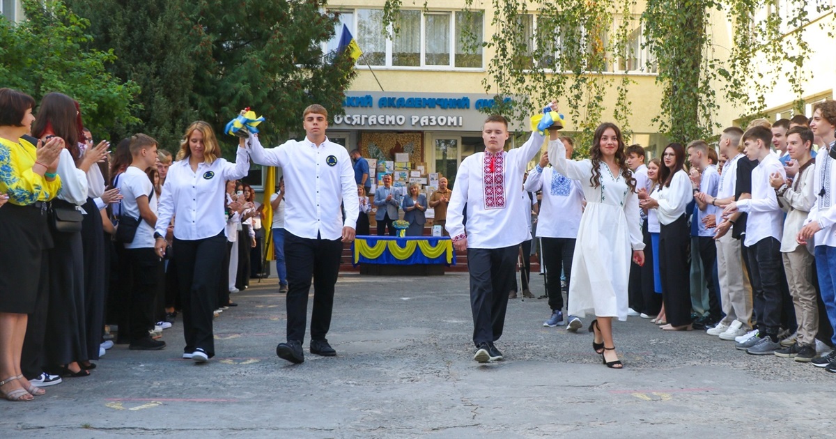 За парти сіли 346 першачків: у школах Нетішинської громади пролунав перший дзвоник (фоторепортаж)
