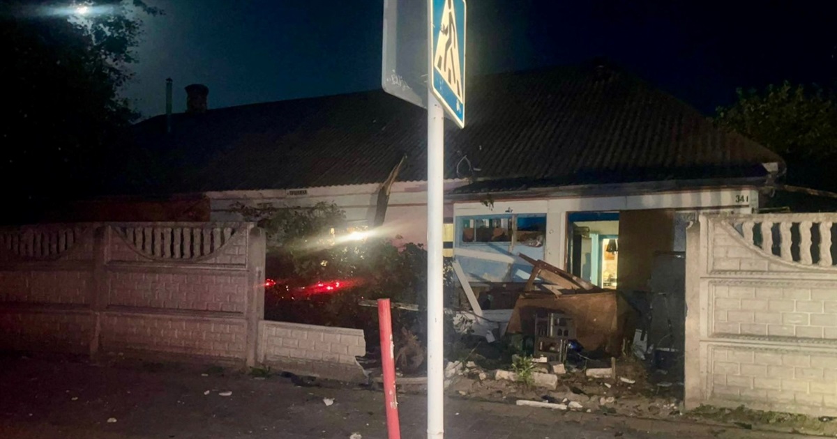 Вʼїхала у житловий будинок та втекла: звягельські поліцейські розшукали причетну