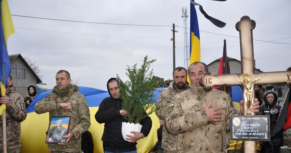 Через шістнадцять місяців після загибелі у рідній землі спочив десантник з Лосяча Божок Олег