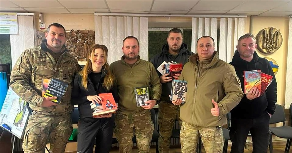 Тіна Кароль і Сергій Жадан завітали на схід. Вони побували у Слов'янську і передали книги військовим