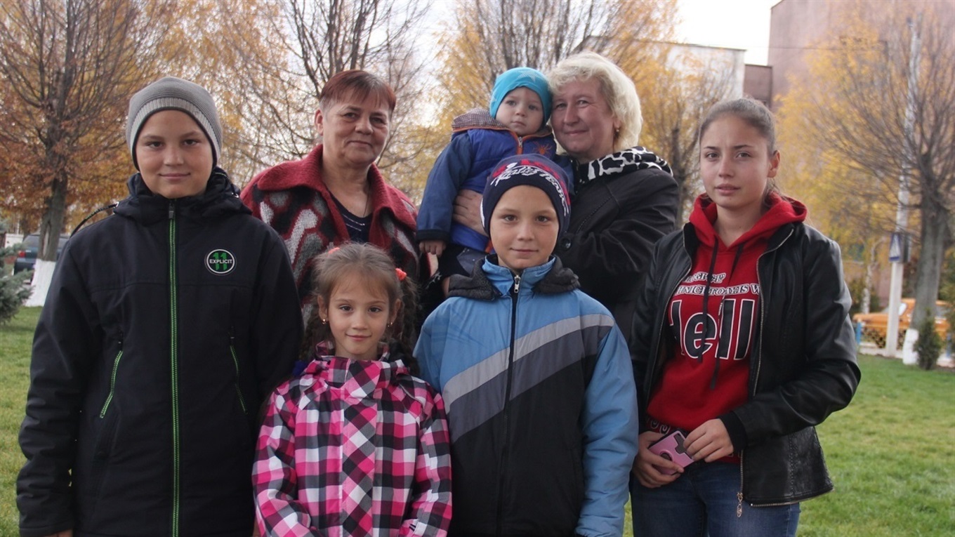 Де п’ять ложок знайшли, там і шоста знайдеться: родина Струтинських взяла під опіку шістьох дітей