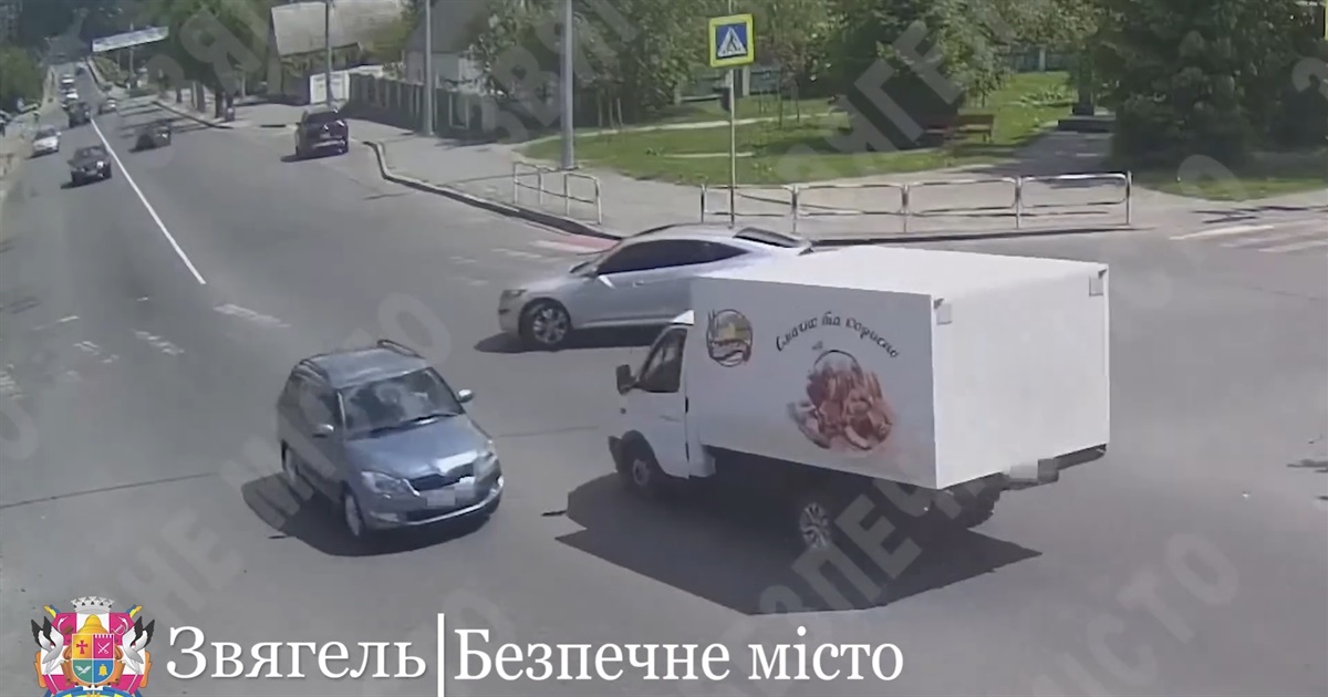 Автівка пошкодила конструкцію в центрі, а інші дві не розминулися на перехресті: відео ДТП у Звягелі