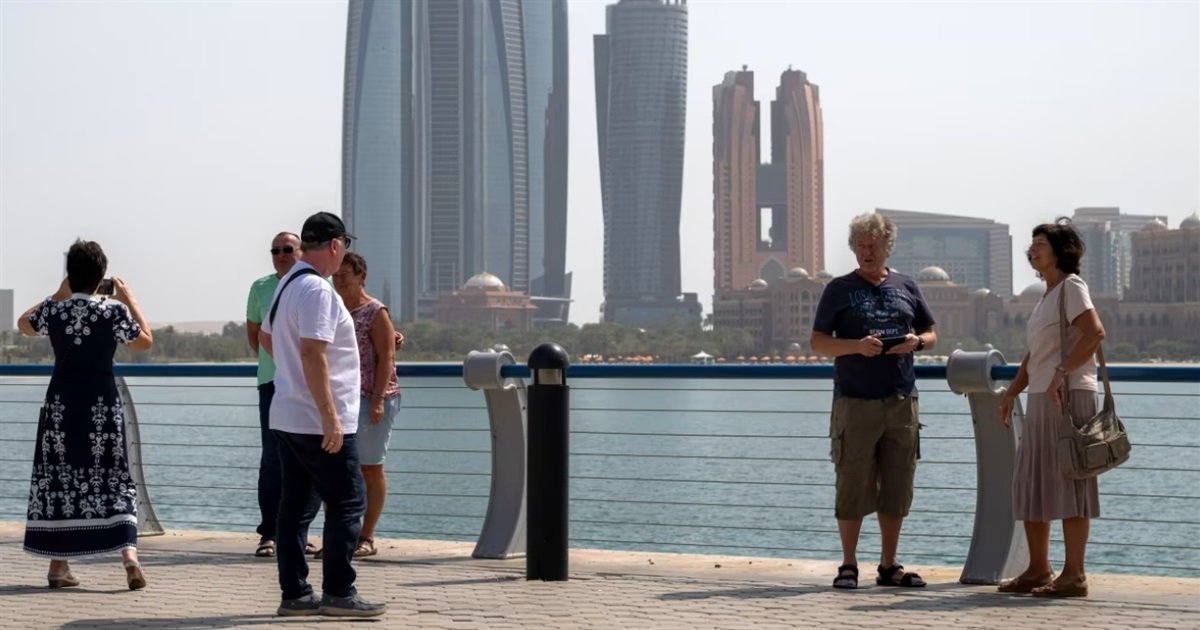 ОАЕ оплатять проживання туристів, які застрягли через атаки Ірану. Що відомо