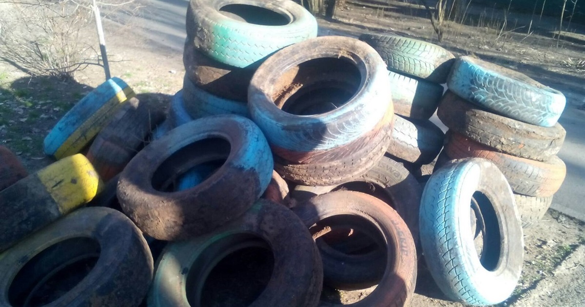 З дворів Мелітополя прибирають старі автопокришки