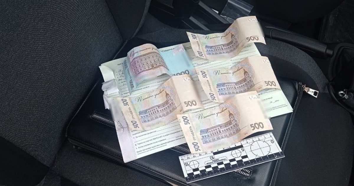Поклав 3 000 гривень до салону службового авто: поліцейські задокументували спробу підкупу