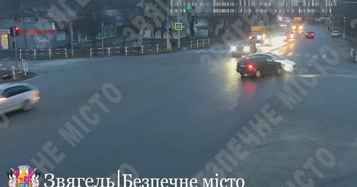 Три дорожньо-транспортні пригоди на перехрестях Звягеля: відео системи "Безпечне місто"
