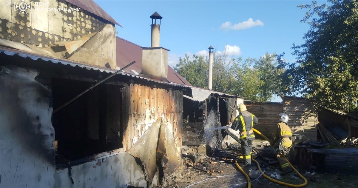 Пожежа в приватному будинку на Звягельщині: з опіками госпіталізували чоловіка