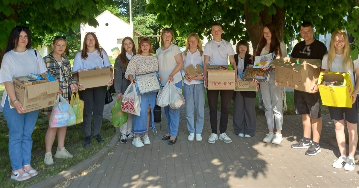 Замість останнього дзінка:випускники 6 школи прийшли з гостинцями до бійців, які лікуються в шпиталі
