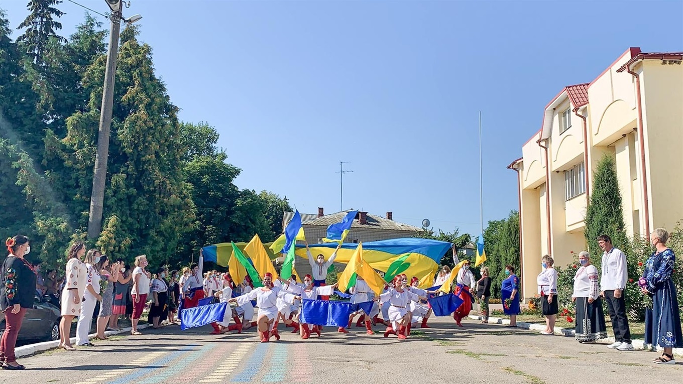 Урочиста хода і патріотичний флеш-моб: у Ржищеві святкували День Незалежності і створення громади