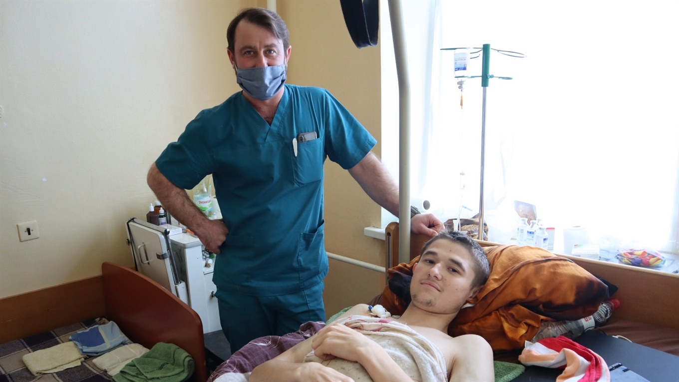 Молодому хлопцю бензопилою відрізало ногу. І червоноградські медики змогли її пришити!