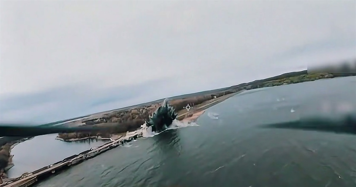 Вціліла — росіяни вдарили шістьма авіабомбами по Печенізькій греблі. Що відомо