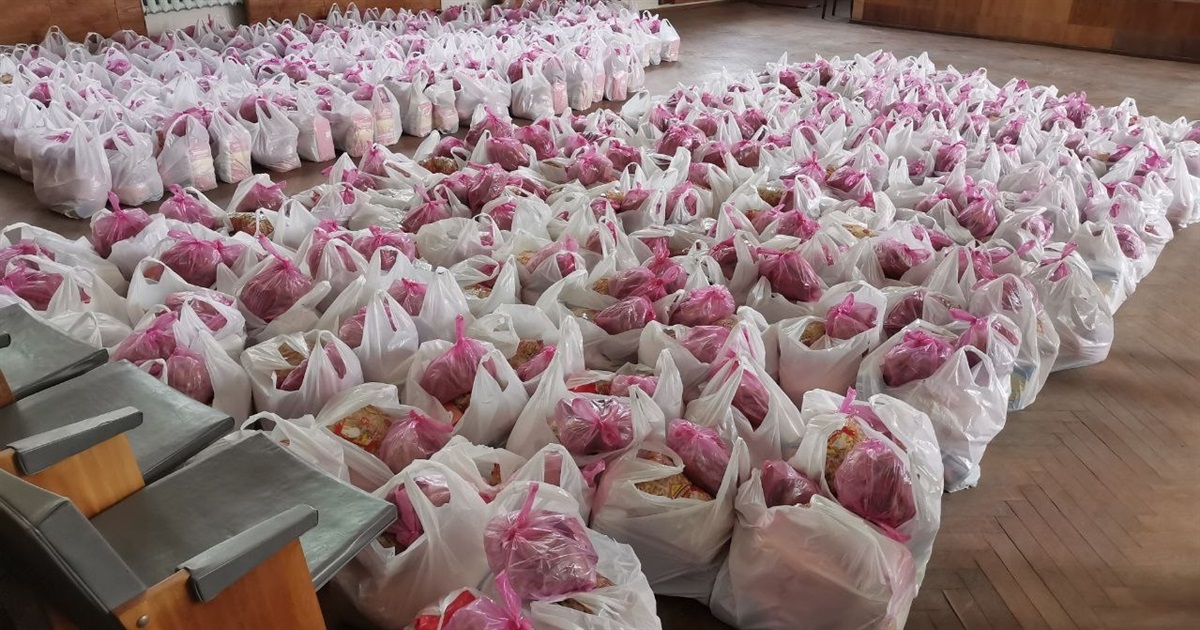 750 продуктових наборів роздали волонтери БФ «Нью-Ренесанс» переселенцям у Смілі