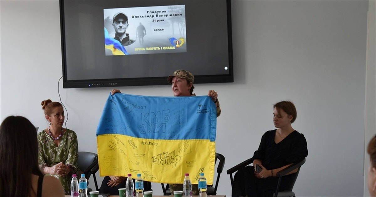 Молодь у Звягелі зустрілася з рідними загиблих у боротьбі за Україну Героїв