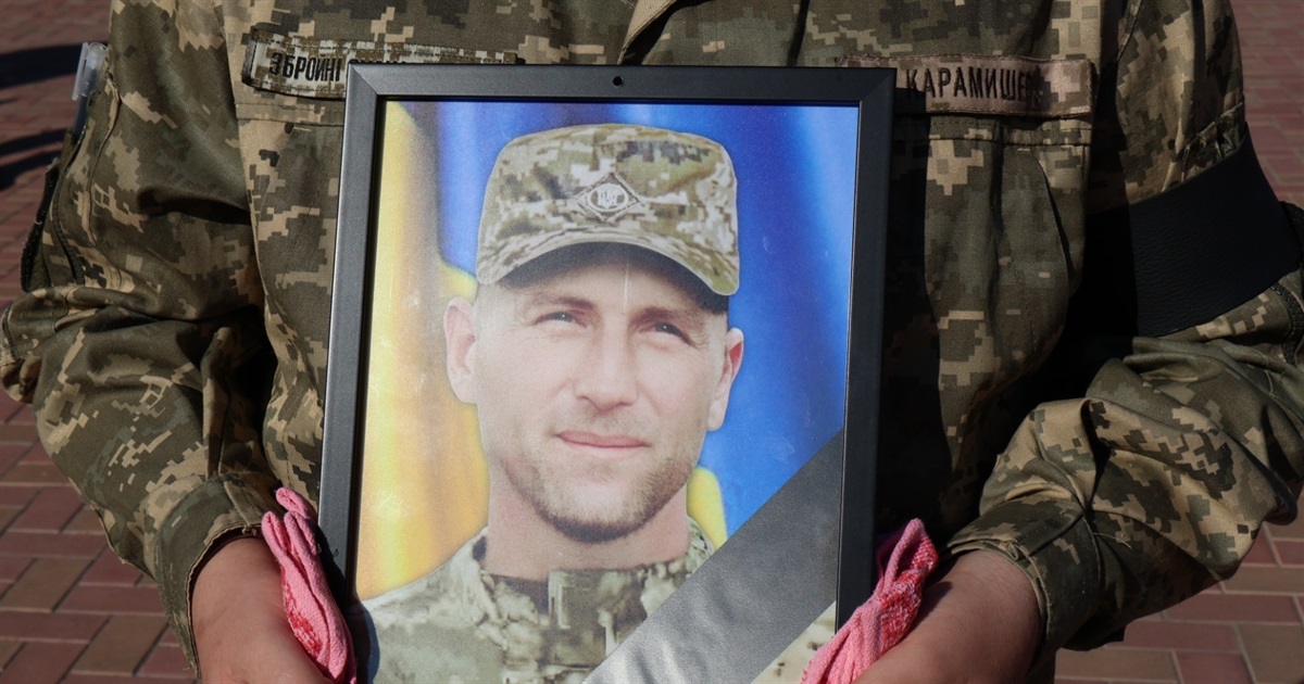 Южноукраїнська громада попрощалася з старшим сержантом Валерієм Андронніковим