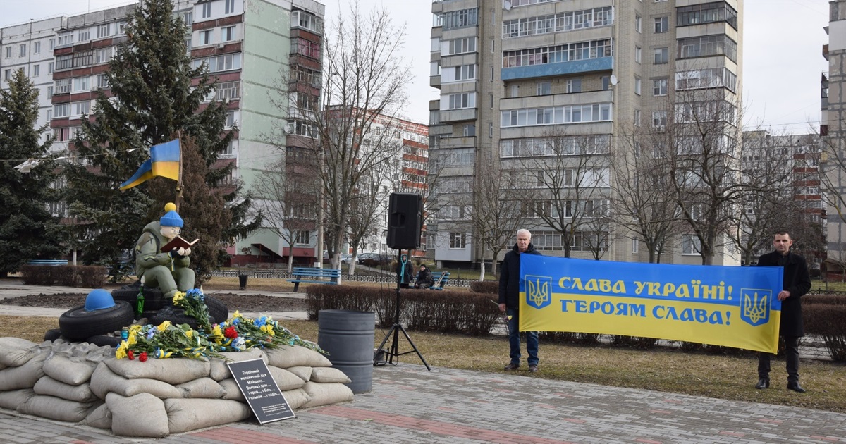 Герої не вмирають, доки пам’ять про них живе: нетішинці вшанували Небесну Сотню (фоторепортаж)