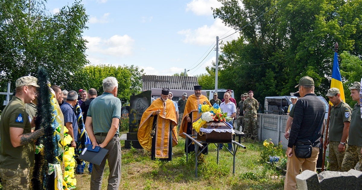 Повернувся додому на щиті: у Кагарлику з військовими почестями поховали солдата Євгенія Вашеку