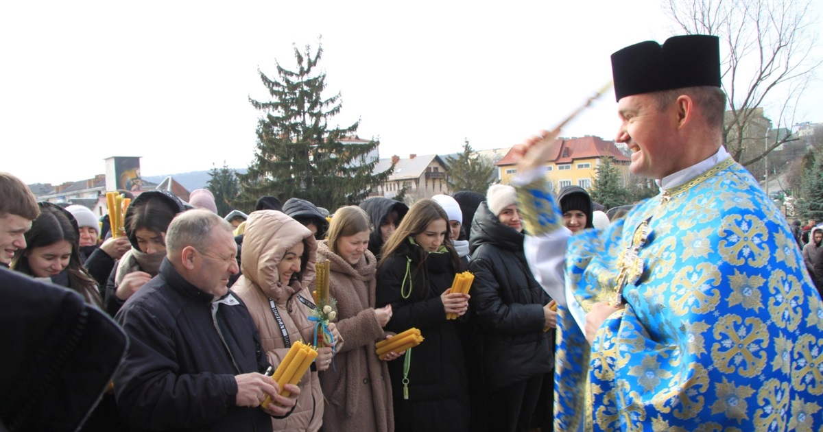 Студенти Чортківського медичного коледжу освятили і передали на фронт 500 стрітенських свічок