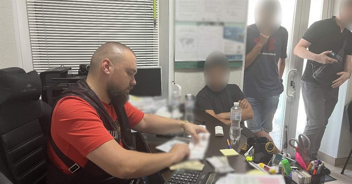 Поліцейські на гарячому викрили шахрая по оформленню документів моряка (відео)