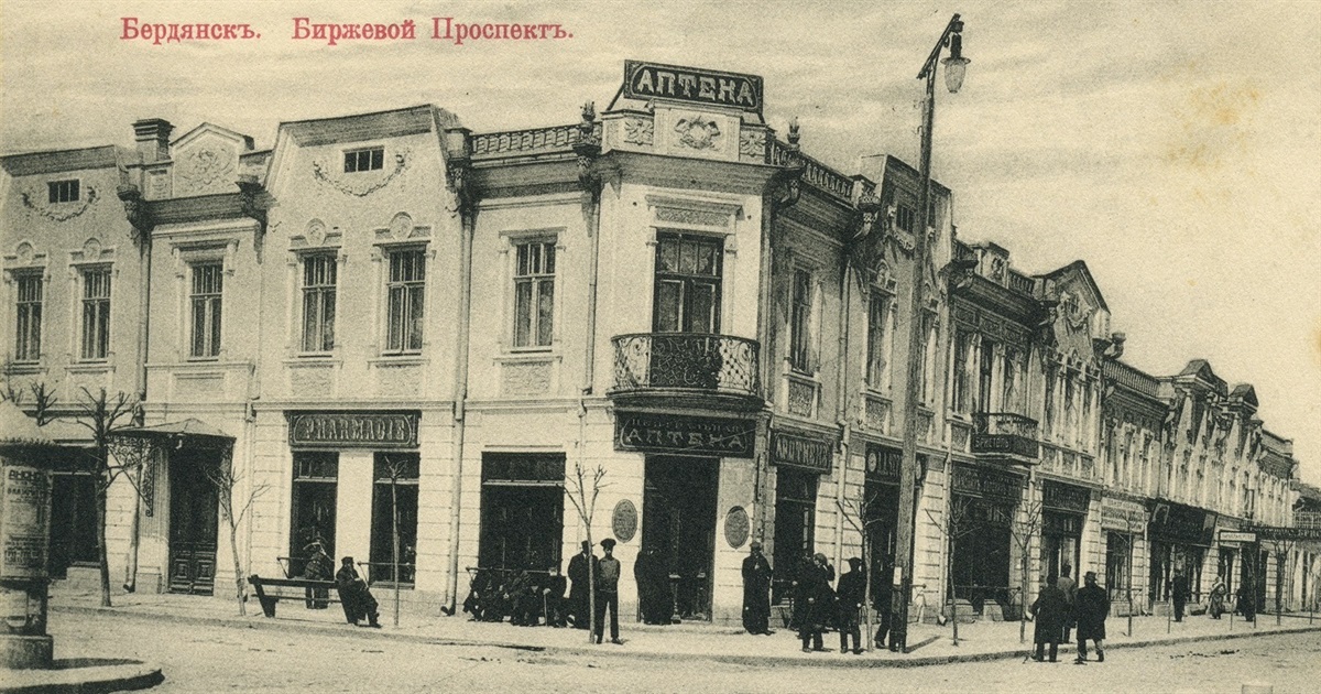 В центрі окупованого Бердянська руйнується історична будівля будинку культури
