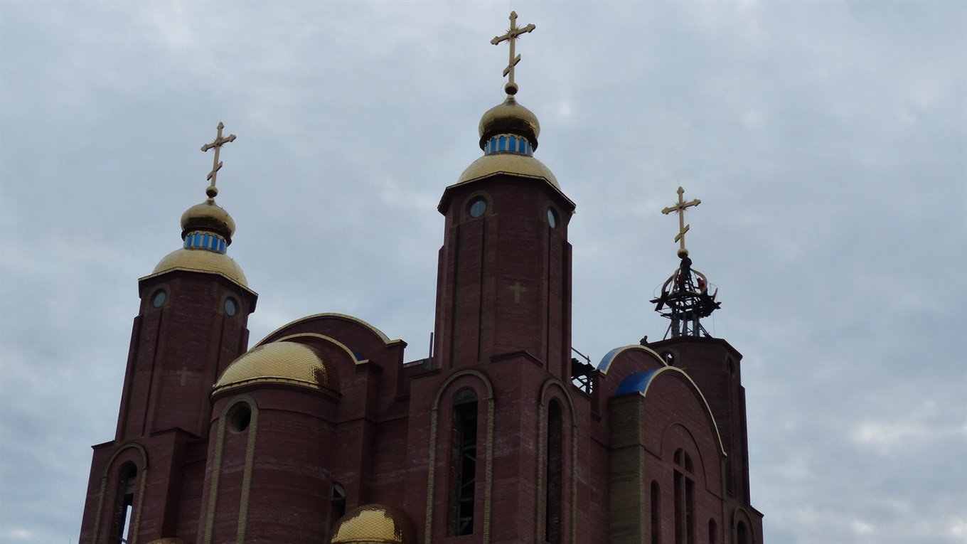 На соборі святого Володимира у Чорткові встановили третій золотий хрест
