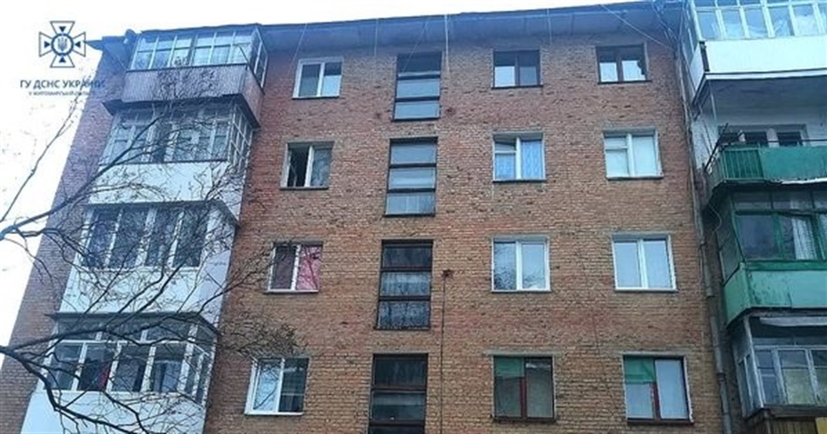 Ледь не загинув у пожежі через паління — у Звягелі вогнеборці врятували чоловіка