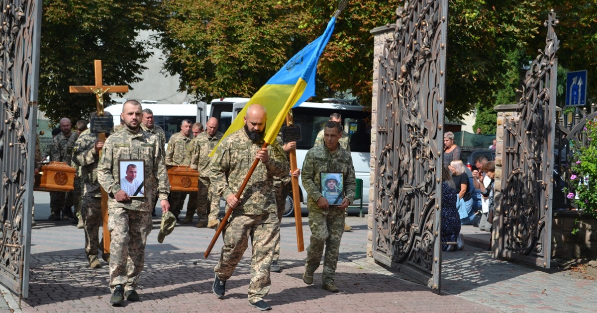 Чортків’яни зустріли траурний кортеж із тілами двох загиблих воїнів