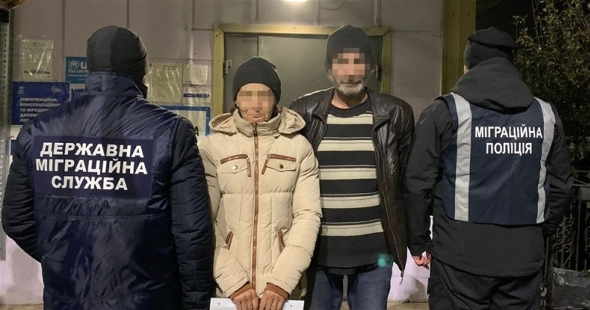 На Звягельщині проживали двоє нелегалів з росії: рішенням суду їх депортували з України