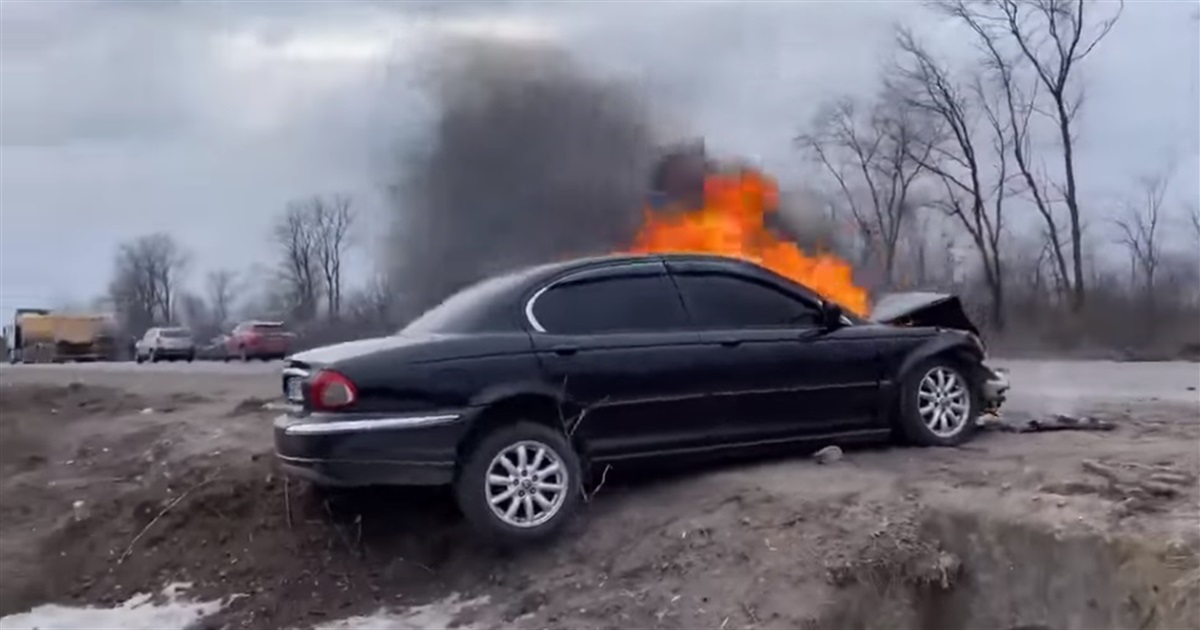 Біля Южноукраїнська загорівся автомобіль внаслідок ДТП. Ймовірно водій був напідпитку. Відео
