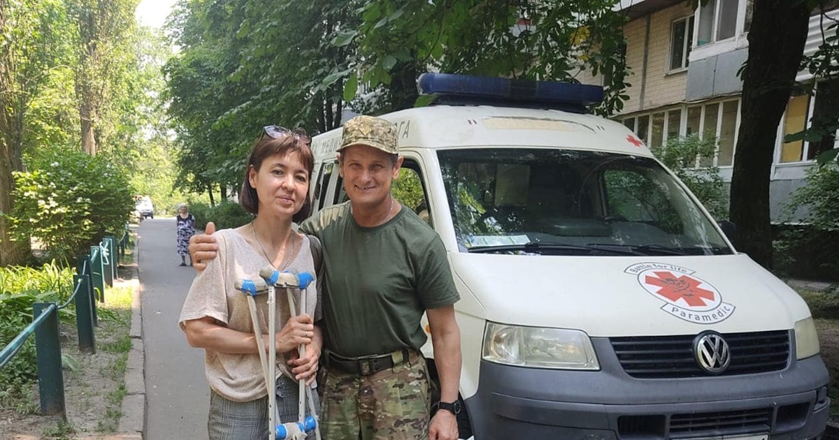 Благодійники безоплатно возитимуть поранених бійців з Бучі, Ірпеня та Гостомеля в медзаклади