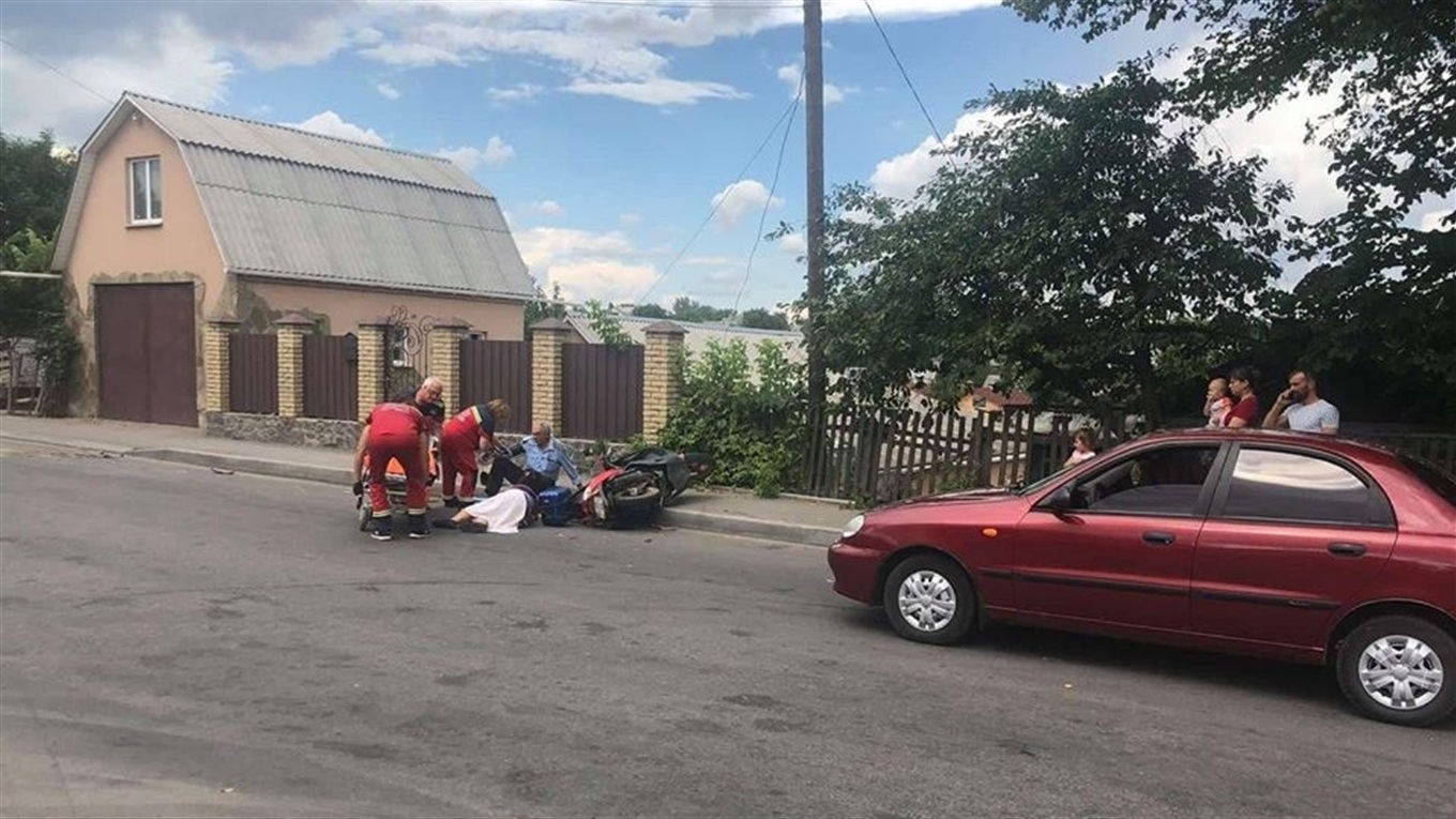 Не жартуйте зі швидкістю: скутер зіткнувся з автомобілем на швидкості