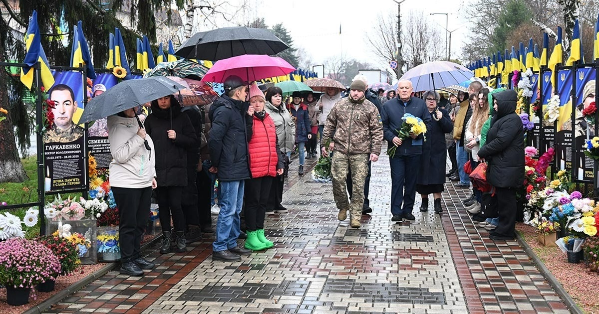 День Гідності та Свободи в Кагарлику: рідним шести полеглих воїнів вручили посмертні відзнаки Героїв